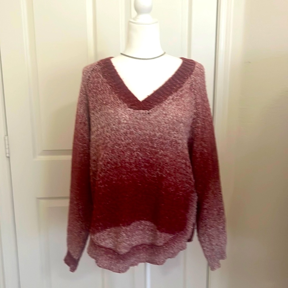 Burnt red and cream colored V-neck, Cableknit sweater